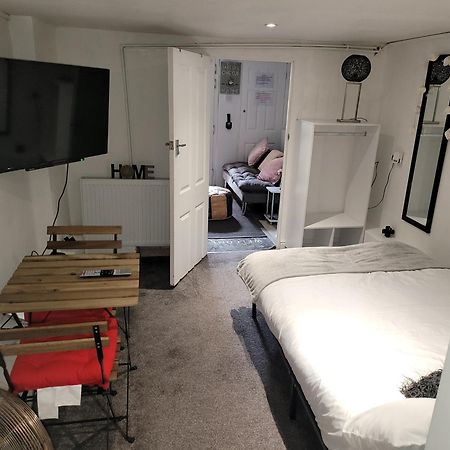 Appartamento Hidden Treasure-Netflix And Wi-Fi-Basement Flat Gillingham  Esterno foto