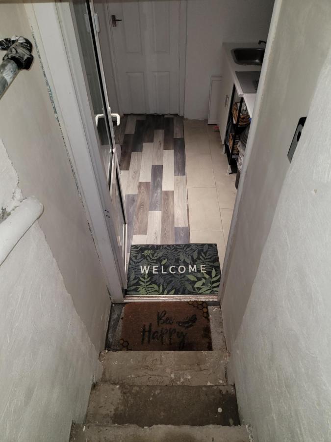 Appartamento Hidden Treasure-Netflix And Wi-Fi-Basement Flat Gillingham  Esterno foto