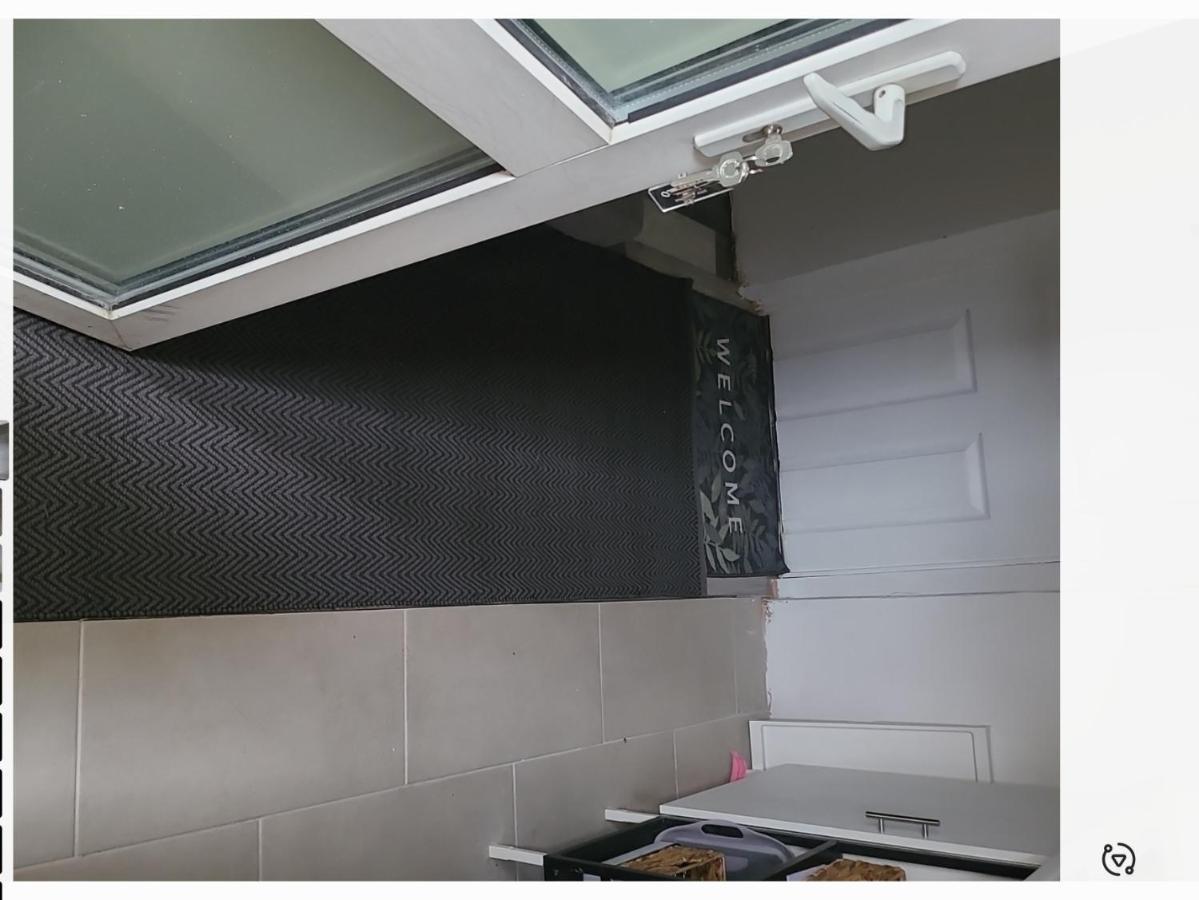 Appartamento Hidden Treasure-Netflix And Wi-Fi-Basement Flat Gillingham  Esterno foto