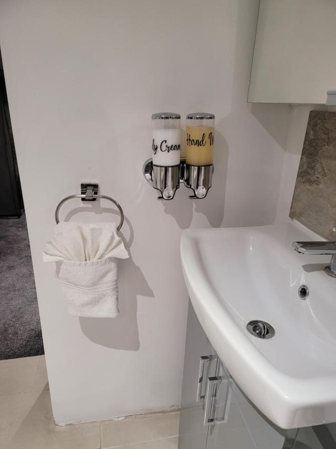 Appartamento Hidden Treasure-Netflix And Wi-Fi-Basement Flat Gillingham  Esterno foto