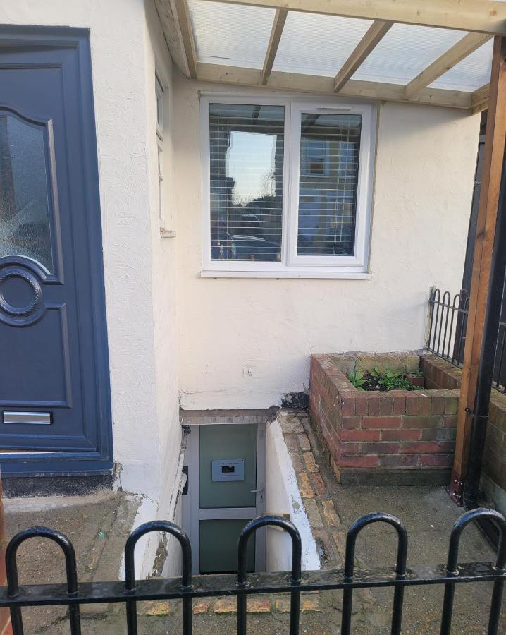 Appartamento Hidden Treasure-Netflix And Wi-Fi-Basement Flat Gillingham  Esterno foto